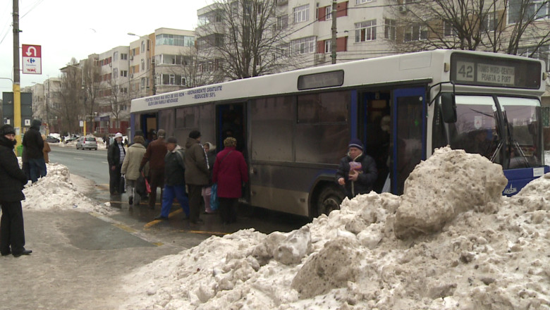 Constanta sub asediul muntilor de zapada. Mazare nu vrea sa cheltuie bani pentru strangerea mormanelor de omat din oras Imagine