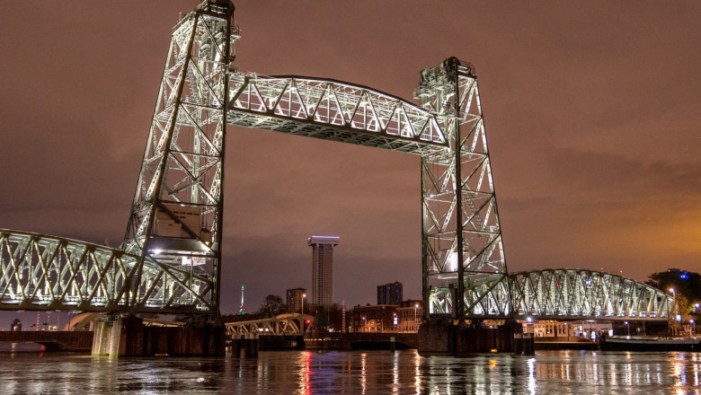 Constructorul iahtului de 430 de milioane de euro al lui Jeff Bezos renunta la cererea de demontare a unui pod istoric din Rotterdam Imagine