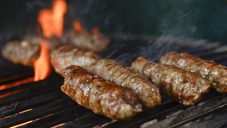 Consumul din vacanta de 1 Mai: 1.500 de tone de mici si 50 de milioane de litri de bere Imagine