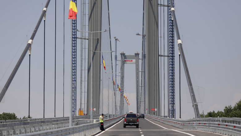 Continua problemele la podul de la Braila: O parte s-a tasat iar constructorul intervine pentru a opri adancirea structurii Imagine