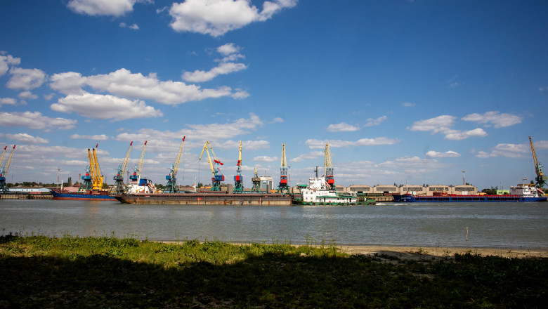 Contrabanda depistata pe o nava internationala la Tulcea. Peste 14.800 de tigarete si 200 de litri de alcool Imagine