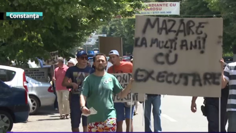 Contre la adresa lui Radu Mazare. Cateva zeci de constanteni il contesta pe primarul municipiului  Imagine