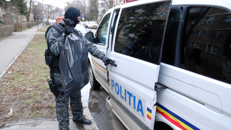 Conturi golite cu ajutorul unui virus informatic. Hackeri romani, suspectati de furturi de milioane de dolari Imagine