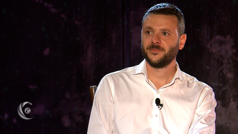 Conversatii esentiale. Bogdan Dumitrache, despre debutul lui ca actor: Am locuit intr-un bloc de nefamilisti. O canapea si un caine, aia era tot ce aveam Imagine