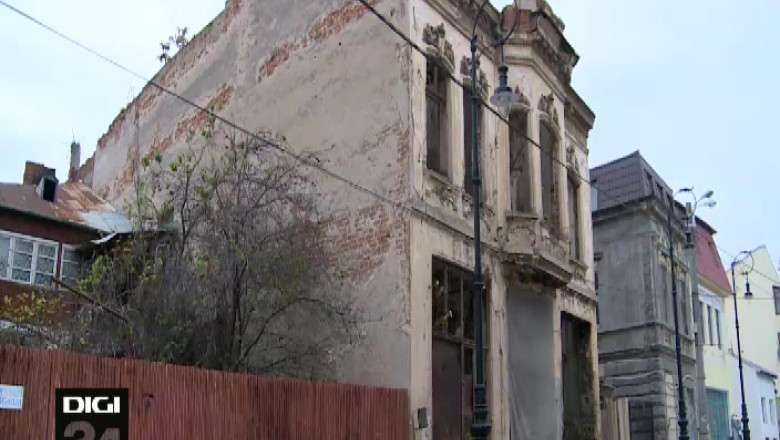 Copaci in interiorul unei case de patrimoniu. Imobilul a fost lasat in paragina si se degradeaza pe zi ce trece Imagine