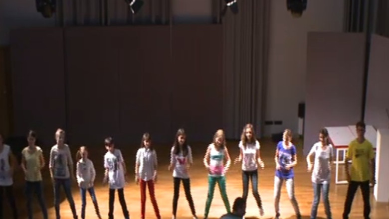 Copii romani pe scena la concertul Roger Waters. Ei vor canta refrenul „Another Brick in the wall” Imagine