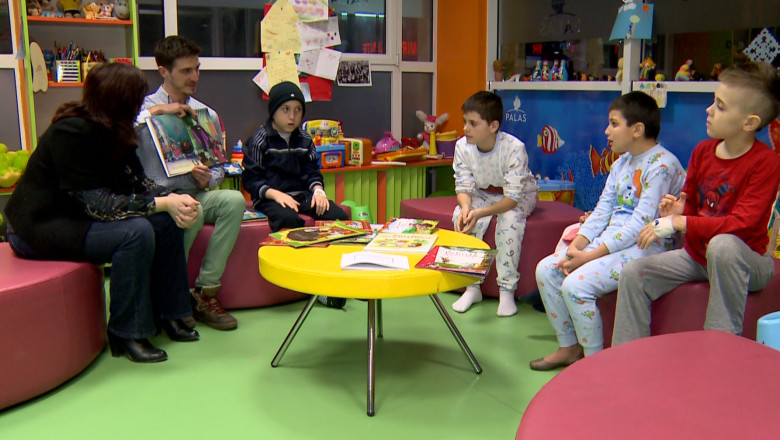 Copiii bolnavi de la Spitalul „Sf. Maria”, alintati cu povesti spuse de voluntari Imagine