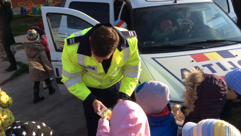 Copiii de la o gradinita din Oradea au confectionat martisoare pentru politisti Imagine
