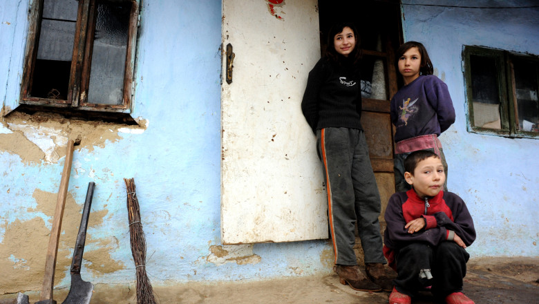 Copiii din familii cu venituri mici sau aflati in sistemul de protectie vor primi ajutoare marite Imagine