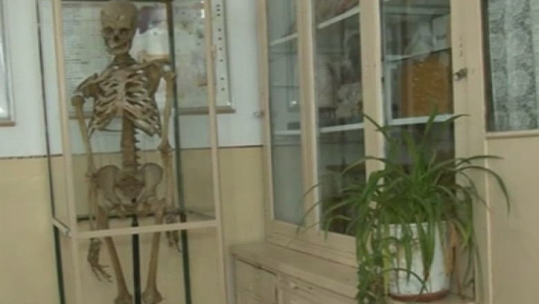 Copiii dintr-o scoala din Prahova invata pe un schelet adevarat. Un elev: "Este ca un prieten adevarat" Imagine