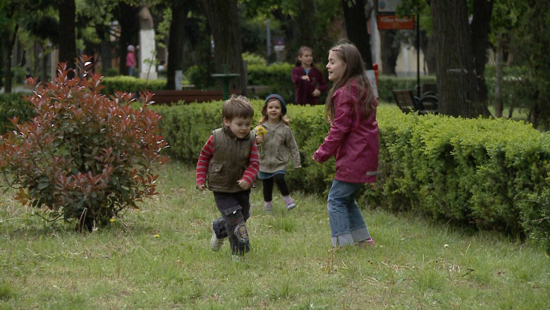 Copiii, la vanatoare de oua rosii in Oradea Imagine