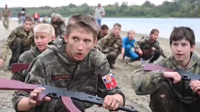 Copiii lui Putin. Minori dintr-o regiune rusa au fost pusi sa simuleze un mars in conditii de razboi: „Hai, Masa!” Imagine