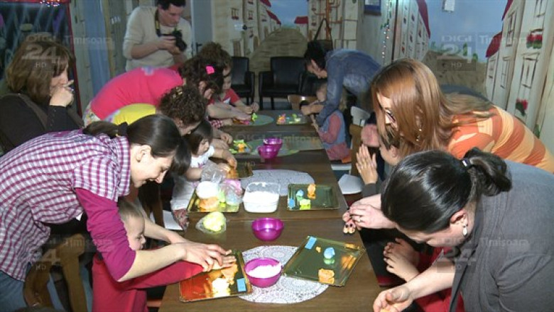 Copiii, munca in echipa cu parintii, pentru a realiza figurine delicioase  Imagine