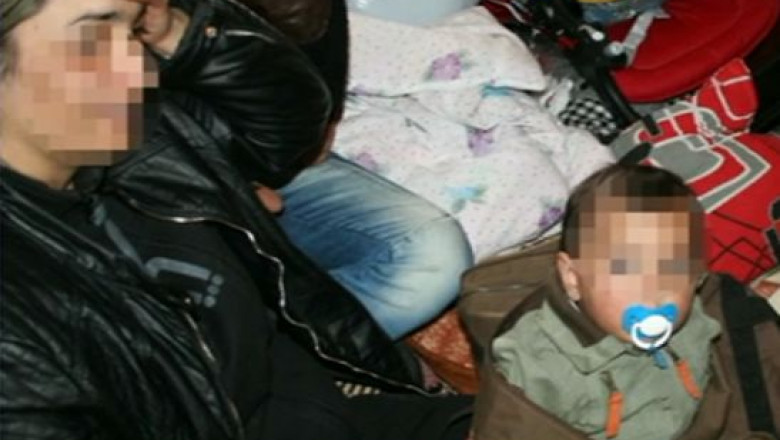 Copil ascuns intr-o geanta, la granita. Bunica sa incerca sa il scoata din tara Imagine