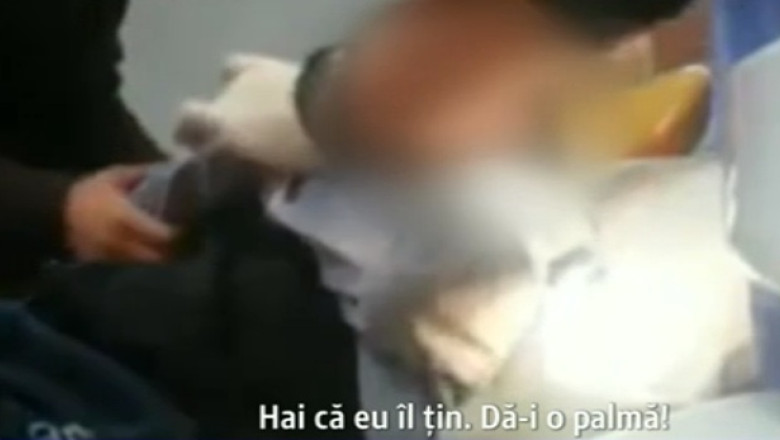 Copil batut la dentist. O mama si-a lovit copilul, iar medicul a incurajat-o si a filmat scena Imagine