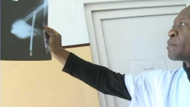 Copil cu clanta infipta in mana. Baiatul se juca in curtea unui centru de plasament din Arad cand s-a accidentat Imagine