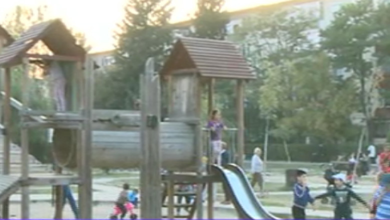Copil de 5 ani, ranit in parc. Autoritatile spun ca de vina pentru toboganul defect sunt micutii si parintii lor Imagine