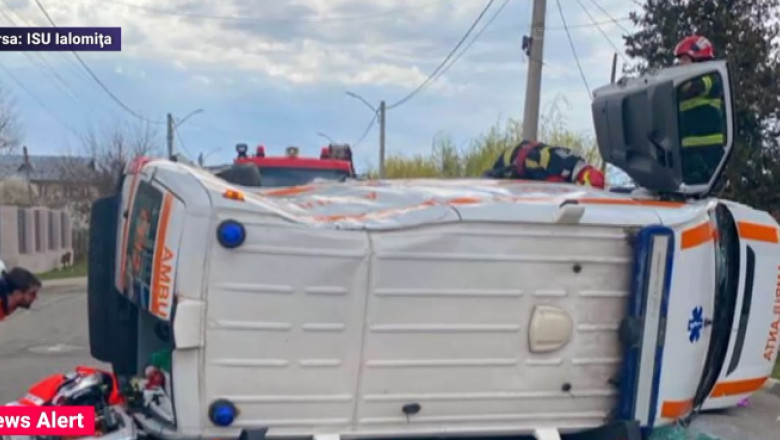 Copil de un an, ranit dupa ce ambulanta care il ducea la spital a facut accident Imagine