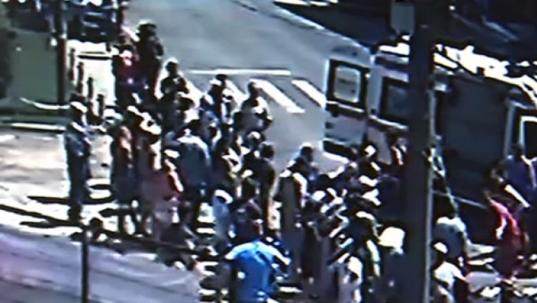 Copil lovit mortal pe trecerea de pietoni. Soferul isi cauta telefonul mobil Imagine