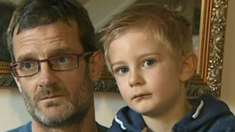 Copil taxat pentru absenta de la o petrecere. Parintii sai au gasit factura in ghiozdan Imagine