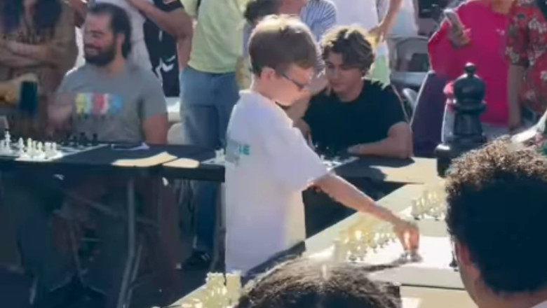 Copilul-fenomen cu origini romanesti: Luca Protopopescu a infruntat simultan 12 adversari la sah. Cand a inceput sa joace Imagine