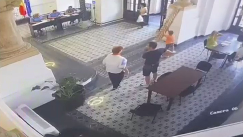 Copilul ranit in sediul Primariei Capitalei a fost operat mai multe ore. Dupa interventia dificila, starea lui e in continuare grava Imagine