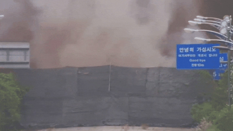 Coreea de Nord a aruncat in aer drumurile care o legau de Coreea de Sud Imagine