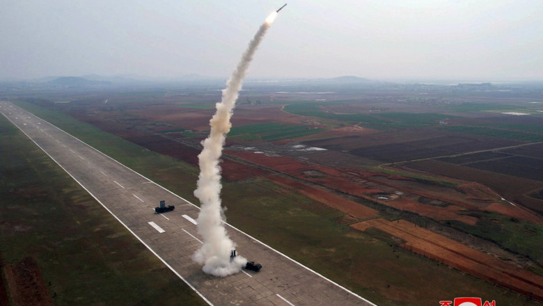 Coreea de Nord a testat un focos de rachete de croaziera si a lansat noua sa racheta antiaeriana Imagine