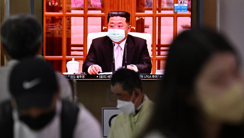 Coreea de Nord confirma primul deces din cauza Covid-19. Pentru prima oara, Kim Jong-un a aparut la televizor cu masca de protectie Imagine