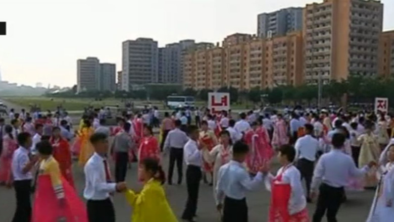 Coreea de Nord. Petrecere dansanta in memoria fostului lider Imagine