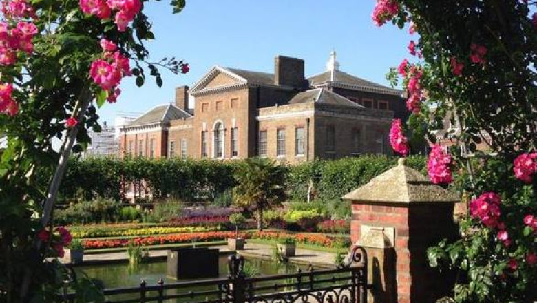 Corespondenta Digi24 de la Londra. Oamenii sarbatoresc in fata Palatului Kensington venirea pe lume a bebelusului regal Imagine