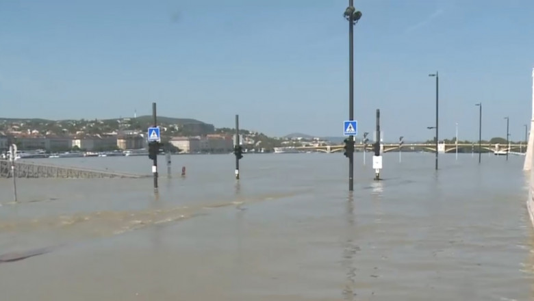 Corespondenta din Budapesta. Faleza transformata in lac in apropiere de Parlament. Peisajul apocaliptic, atractie pentru turisti Imagine