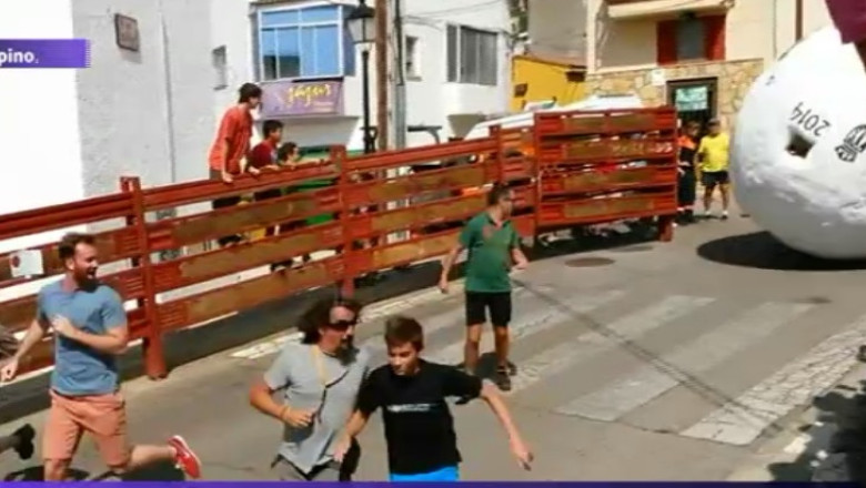 Corida fara taur. Locuitorii unui oras din Spania s-au lasat fugariti de o bila uriasa Imagine