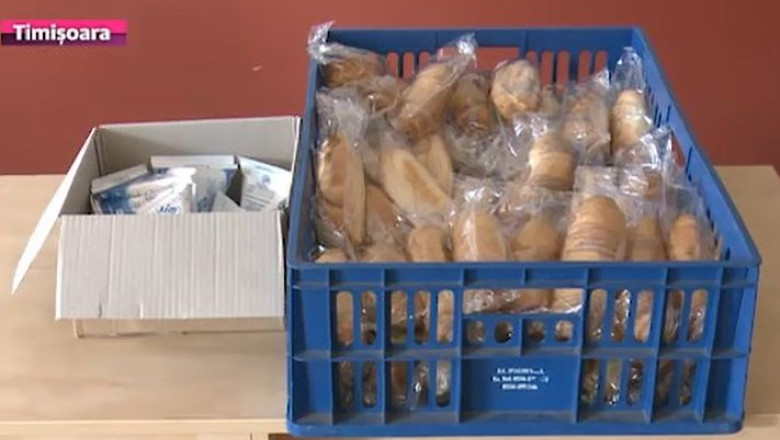 Cornul si laptele, pe care unii elevi nu le consuma - greu de inlocuit, in scoli, cu o masa gatita Imagine