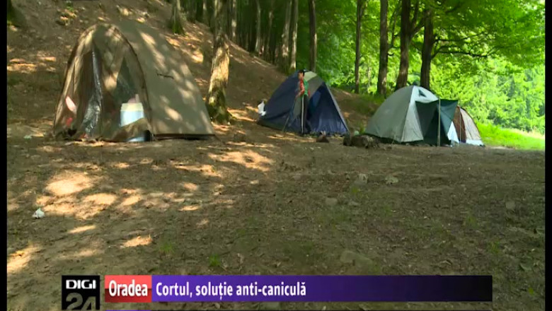 Cortul, solutia anti-canicula. Turistii se relaxeaza pe munte, unde e cu 15 grade mai racoare decat in orase Imagine
