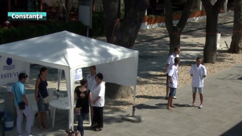 Corturi anticanicula. Oamenii toropiti de caldura au primit apa si li s-a masurat tensiunea Imagine