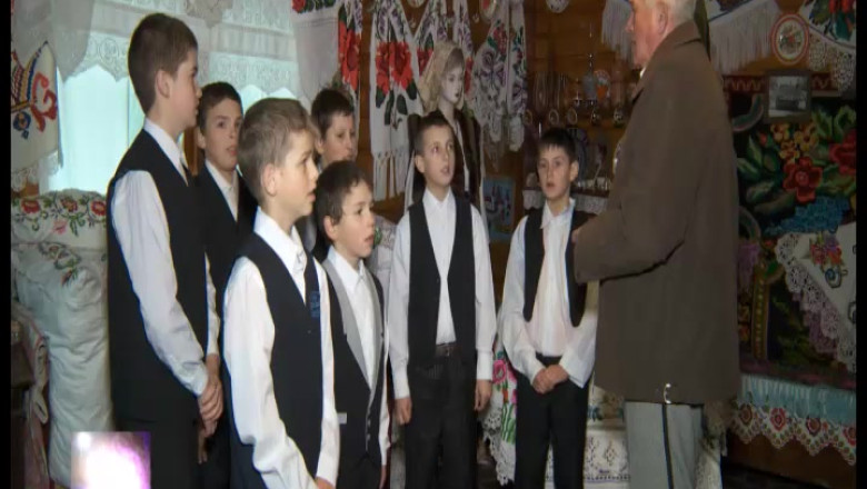 Corul barbatesc din Finteusu Mare pastreaza vii colindele de Craciun din Maramures Imagine