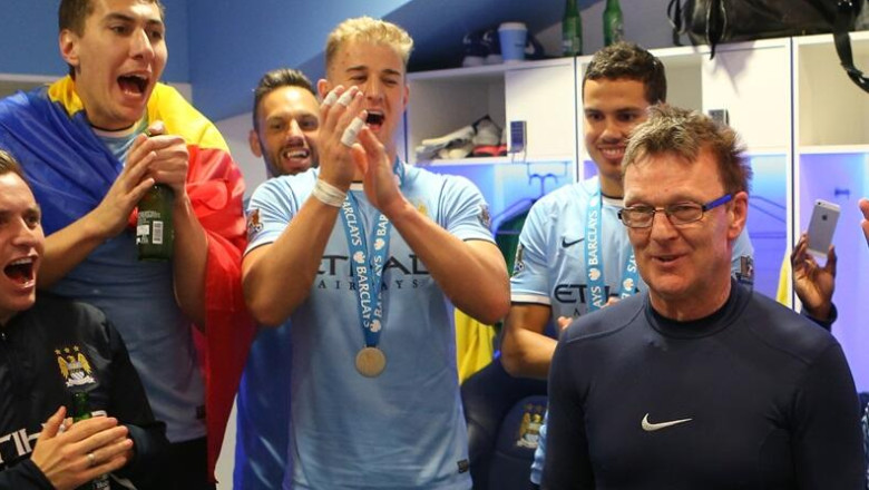 Costel Pantilimon, primul roman care a cucerit titlul in Premier League, a sarbatorit cu steagul Romaniei la gat Imagine