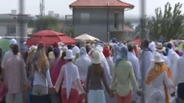 Costinesti. 5.000 de yoghini s-au prins in spirala MISA Imagine