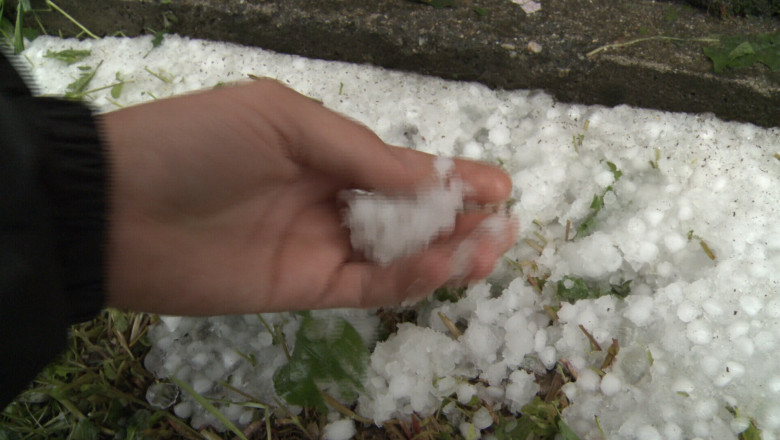 Covor de grindina intr-o comuna din Gorj. Mai multe gospodarii au fost afectate Imagine