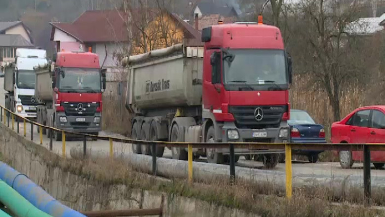 Cozi de masini la Salina Ocnele Mari. Societatea a furnizat pana acum 35.000 de tone de sare   Imagine