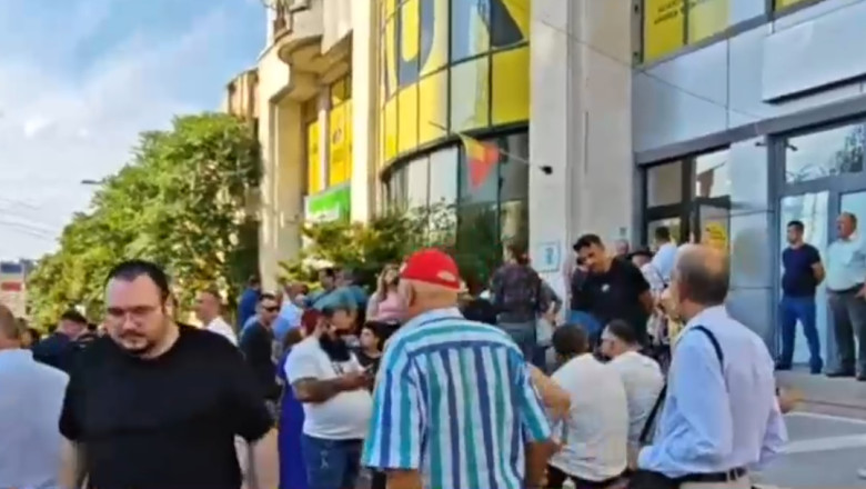 Cozi de zeci de oameni pentru inscrierea cu buletinul la „Planul Simion” - promisiuni pentru apartamente ieftine daca iese presedinte Imagine