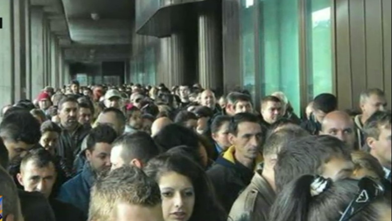 Cozi infernale si gaze lacrimogene pentru alegatorii din diaspora Imagine