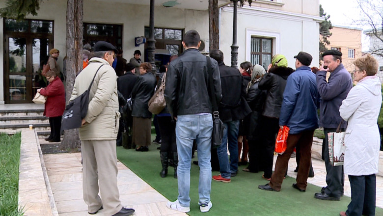 Cozi interminabile la Casa de Asigurari Iasi. Zeci de oameni stau la rand inainte de deschiderea ghiseelor Imagine