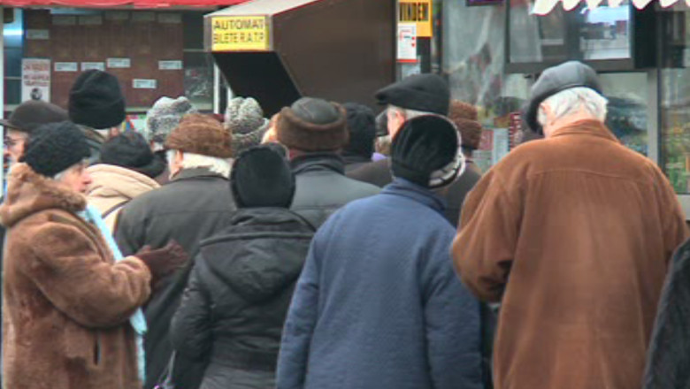 Cozi interminabile la tonetele RATP din Iasi. Pensionarii se imbulzesc la abonamente gratuite Imagine
