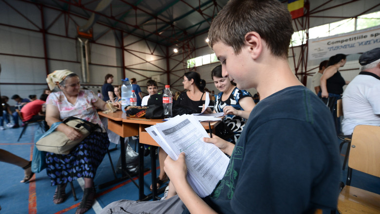 Cozi nocturne pentru inscrierea la liceu. Absolventii din provincie au stat toata noaptea la Scoala Sfintii Voievozi Imagine