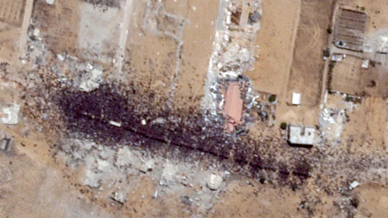 Cozile la care stau palestinienii pentru ajutoare se vad din spatiu Imagine