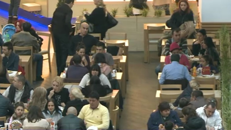 Craciunul la mall. Romanii au inlocuit preparatele traditionale cu restaurantele fast-food Imagine