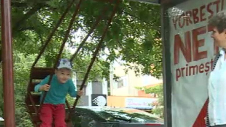 Craiova. Leagane in statia de autobuz Imagine