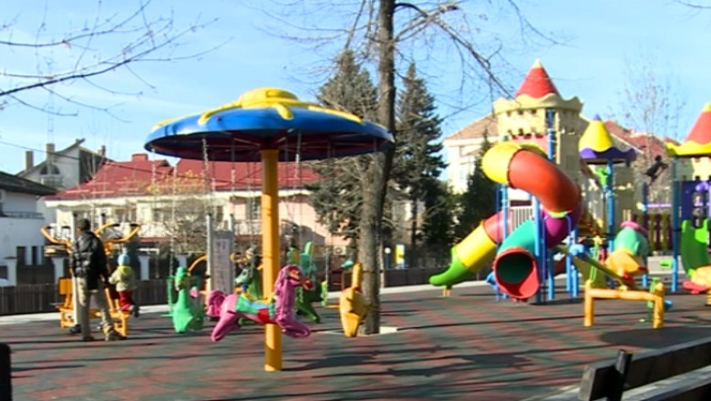 Craiova. Loc de joaca pentru copii, la pret de bloc Imagine